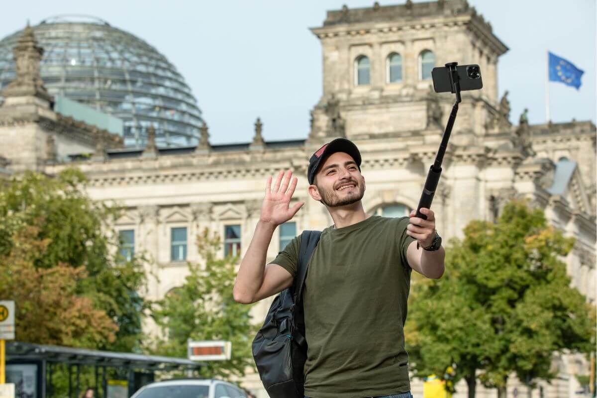 The Beginner's Guide To Vlogging Essentials - What You Need to Get Started