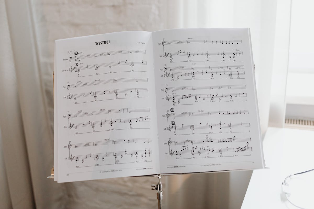 Digital vs. Traditional: Exploring the Pros and Cons of Different Music Stand Types